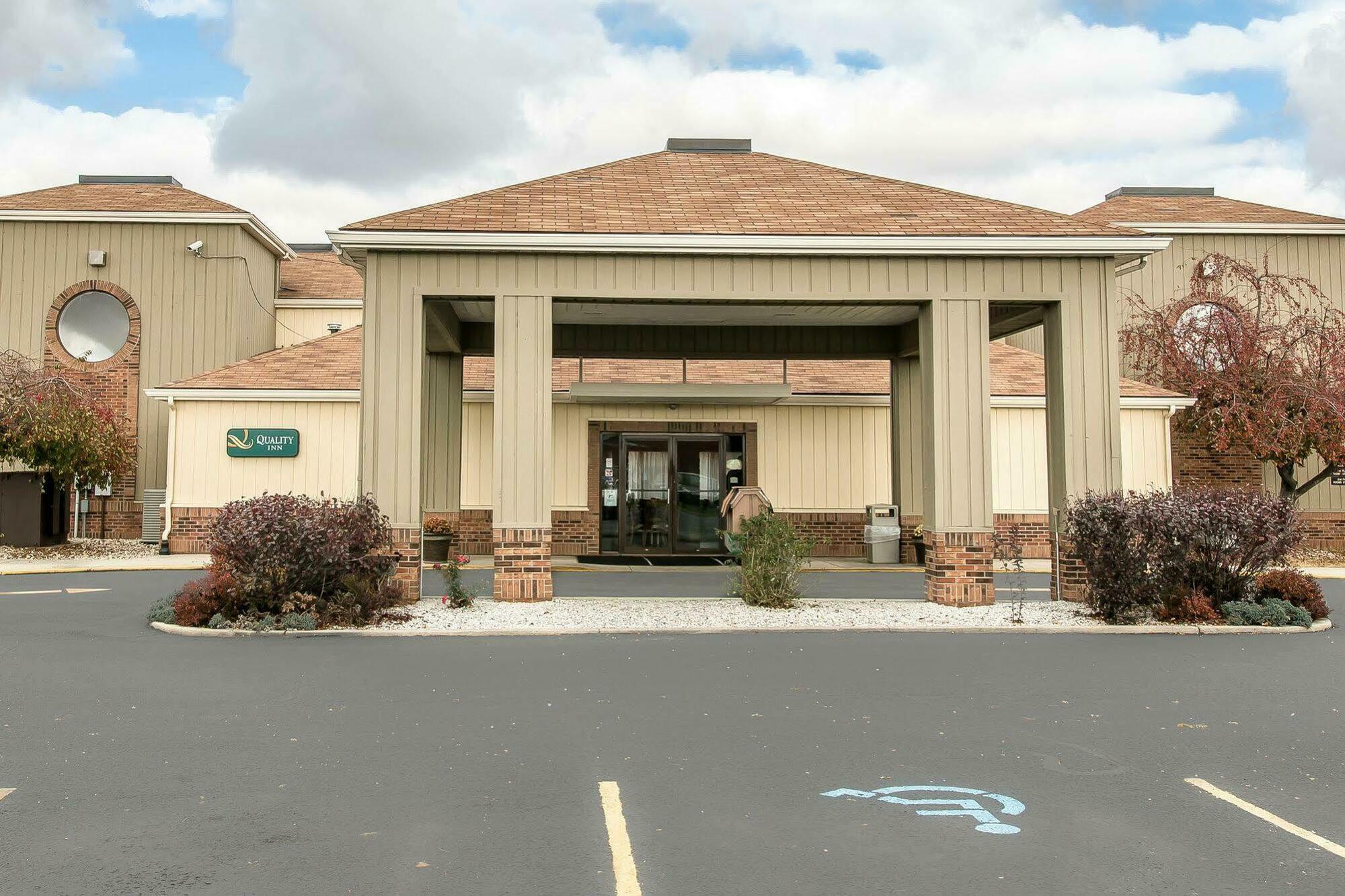 Quality Inn Upper Sandusky Экстерьер фото